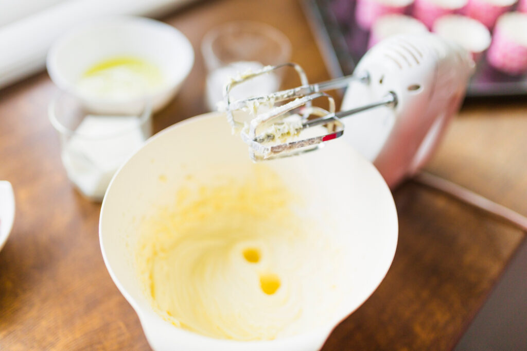 Recette-Preparation-Creme au beurre- delice-beurre-oeuf-sucre-batteur-creme patissiere