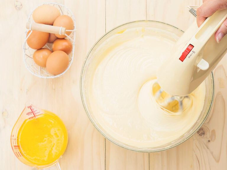 Préparation-crème-diplomate-cremepatissiere.com-recette-mélange-jaune-oeuf-batteur-fouet